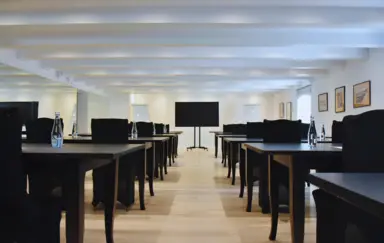 Sala konferencyjna w Spichlerz Park w Kazimierzu Dolnym — przestrzeń na szkolenia, konferencje, warsztaty i spotkania firmowe.
