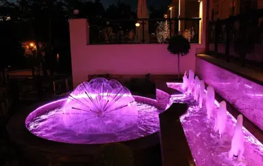 Fontanna przed Hotelem Continental