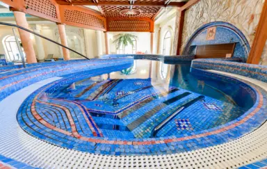 z masażami wodnymi, przeciwprądami i ławeczkami do hydromasażu; w sezonie letnim możliwość wypłynięcia na zewnątrz i skorzystania z jacuzzi zewnętrznego, temperatura wody ok. 34 stopni C
