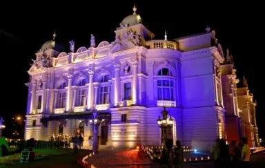 Teatr nocą.