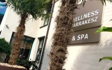 Front hotelu- ujęcie z boku