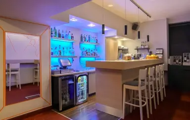 upstairs bar & bistro