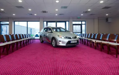 Sala BATORY - prezentacja modelu samochodu (wjazd przez taras)