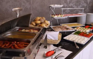 Śniadanie w formie bufetu szwedzkiego.