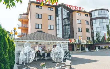 Altana przed hotelem