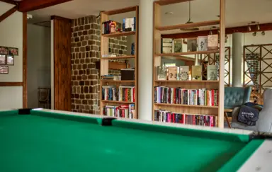 Na terenie znajduje się Resort Bar z dużą salą