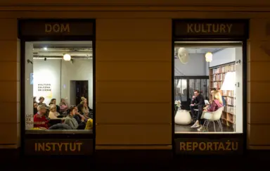 Widok z zewnątrz naszej sali ( trwa wieczór autorski)