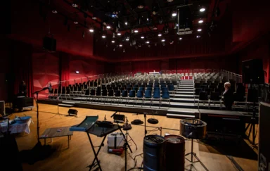 Sala Czerwona –  widownia amfiteatralna, układ koncertowy