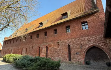 Karwan - niegdyś wozownia, dzisiaj lokalizacja koncertów,konferencji, wernisaży, sympozjów i wystaw.