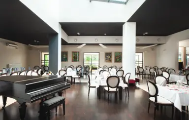 Restauracja hotelu, tu serwowane są wyśmienite posiłki bazujące na najwyższej jakości regionalnych produktach. Możliwość organizacji bankietu do 120 osób.