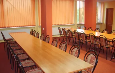 Sala konferencyjna (do 50osób). Układ sali: kinowy-70miejsc, szkolny-60miejsc, podkowa-50miejsc. Powierzchnia 65m2.