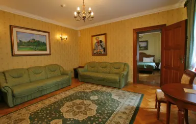 Budynek dworku - widok z tarasu widokowego nad recepcją