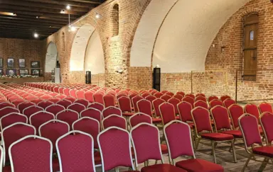 Sala jest wyposażona w stoły i krzesła są ustawiane według potrzeb klienta