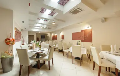 W hotelowej restauracji serwujemy śniadania w formie bufetu oraz obiady i kolacje dla grup zorganizowanych.