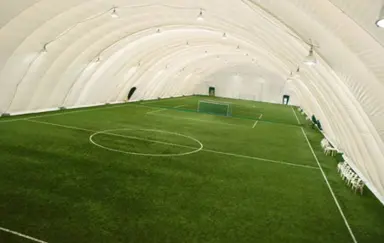 Hala sportowa i boiksa piłkarskie