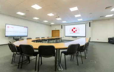Sala konferencyjna B - ustawienie biznesowe U wraz z ekranem interaktywnym