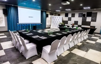 Wyposażony w najnowocześniejszy sprzęt audiowizualny sala konferencyjna dla 100 osób.