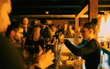 3 klimatyczne bary i palarnia wewnątrz lokalu