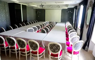 Sala Kominkowa, układ w literę "U"