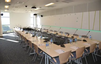 Sala Europa do 60 osób w ustawieniu teatralnym, 40 w szkolnym i 32 przy wspólnym stole