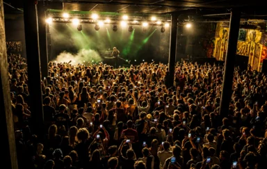 Koncert w Sali Głównej Zaklętych Rewirów – profesjonalna przestrzeń koncertowa we Wrocławiu dla wydarzeń do 1000 osób, ze stałą sceną, nagłośnieniem i oświetleniem scenicznym.