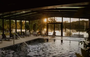 Basen z widokiem na jezioro