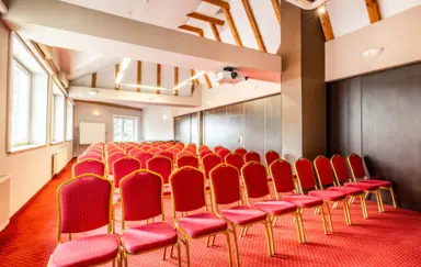 Dysponujemy łączem światłowodowym, co daje możliwość wykorzystania sygnału TV do wyświetlenia na dużym ekranie, a także połączenia szerokopasmowego (obraz i dźwięk) w standardzie Full HD.