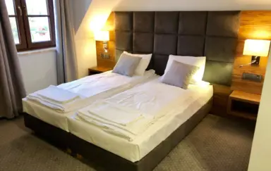 Hotel Nad Stawem Rosiejow pokoj