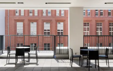 Taras przylegający do sali