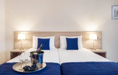 Pokój 2-osobowy typu TWIN STANDARD z możliwością połączenie lub rozsunięcia łóżek.