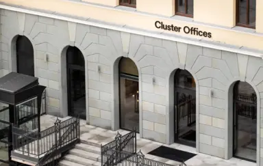 Wejście do biura — Wejście do Cluster Offices przy ul. Dworcowej 8 w zrewitalizowanym, zabytkowym budynku dawnego dworca.