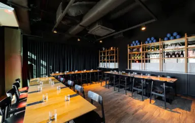 Salute! Krakow  Sala boczna - idealna na rezerwacje do 30 osób. Sala posiada własny taras i osobne wejście.