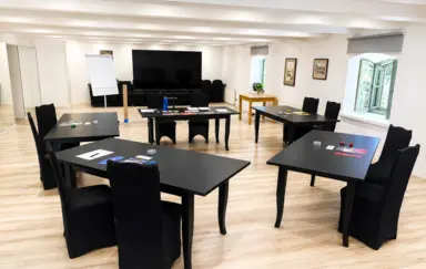 Sala konferencyjna w Spichlerz Park w Kazimierzu Dolnym — przestrzeń na szkolenia, konferencje, warsztaty i spotkania firmowe.