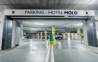 Podziemny parking dla gości hotelowych.