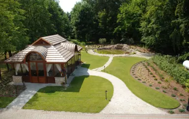 Dwór Polski Resort Parkowy Potworów altana