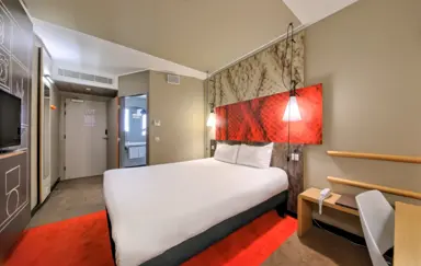 Pokój z dużym łóżkiem