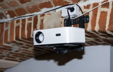 Każda salka jest wyposażona w rzutnik.