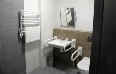 Obiekt Noclegowo-szkoleniowy Przy Skarpie Rozbark Łazienka dla osób niepełnosprawnych