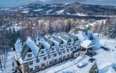 Zespół Pensjonatów Antałówka widok zimą na zbocze Gubałówki