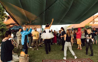 Zagroda Konik Polny. Widok z terenu w stronę bramy, domu i stodoły. Fot.Jak w Bajce by Joanna Piesiak