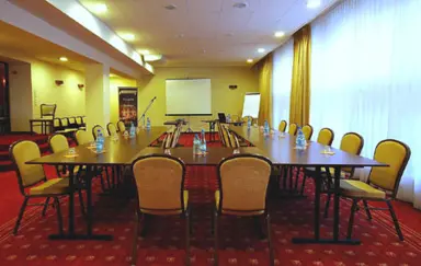 Sala Św. Ducha w ustawieniu w podkowę