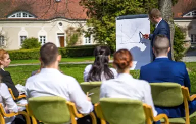 Spotkanie na dziedzińcu pałacowym