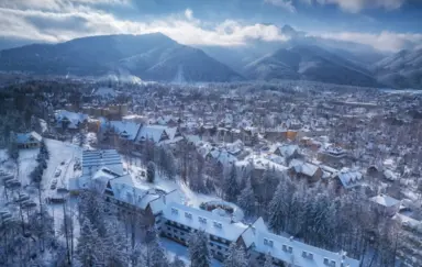 Zespół Pensjonatów Antałówka widok zimą na góry