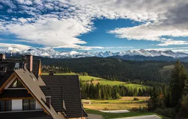 Widok na Tatry z Hotelu Zbójnicówka