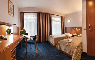 Cena pokoju STANDARD zawiera: 24 godzinna opiekę recepcji, WiFi, zestaw do parzenia kawy i herbaty oraz śniadanie.