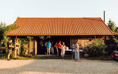 Zagroda Konik Polny. Stodoła - zadaszona, zamykana, z piecem do pizzy i niewielkim piecem grillowym oraz stołami i ławami. Fot.Jak w Bajce by Joanna Piesiak