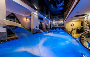 Basen z przeciwprądem i biczami wodnymi.