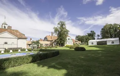 Ogród z basenem i miejscem na ognisko