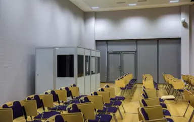 Druga część sali z kabinami