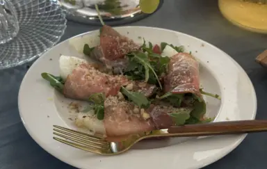 Ekskluzywna przystawka w Villa Mamma: gruszka z serkiem owinięta szynką prosciutto crudo. Podana na rukoli z orzechami. Wykwintny start kolacji weselnej i uroczystego bankietu.